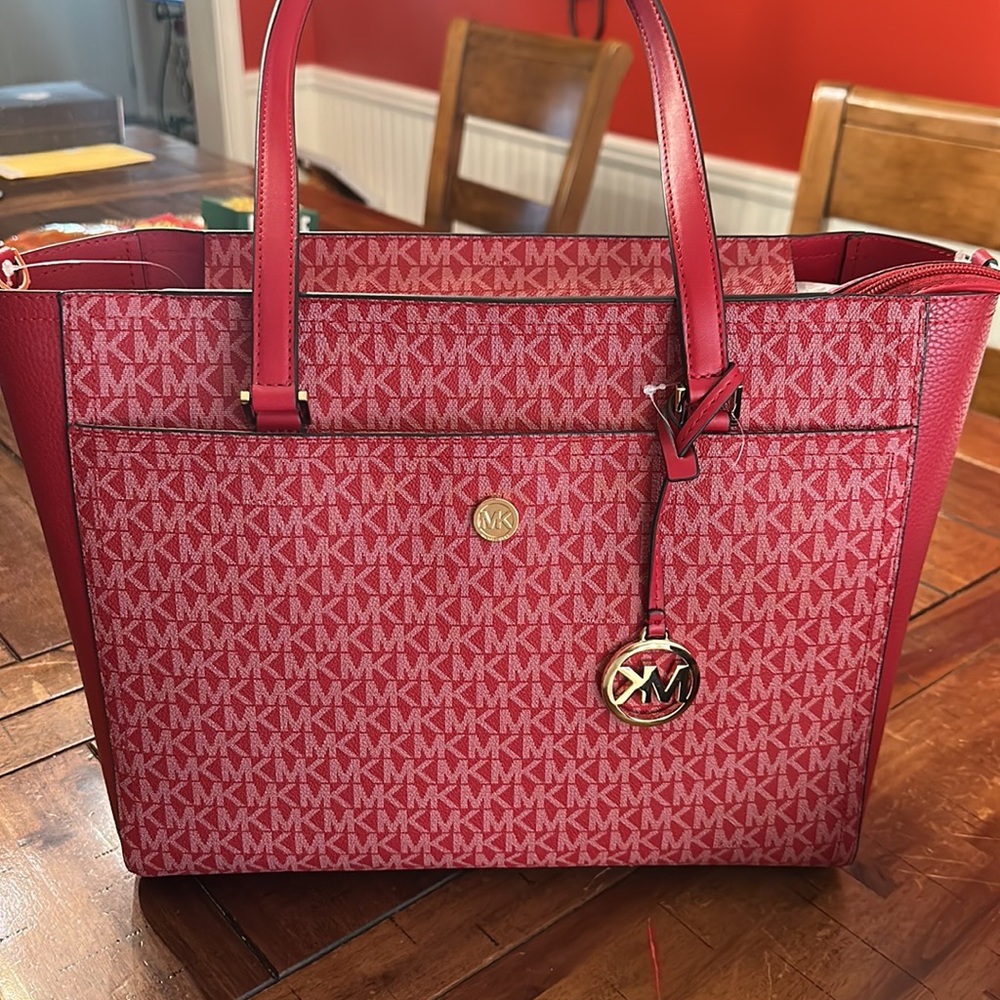 😱SOLD😱Michael Kores Bag